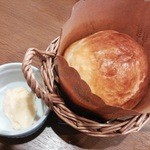 Youshoku & Tarunamawain Shimojimatei - 自家製ブリオッシュパンと自家製バター。テイクアウト可能。