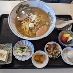 来々軒南口 - ラーメン（小鉢が6個付く）