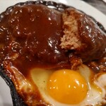 洋食キムラ - ハンバーグの断面