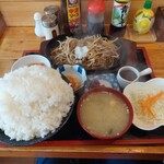 Gyuu Tarou - 牛バラおろし定食の御飯大盛！……御飯で、小皿達が見えない。