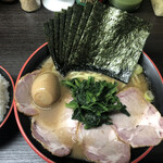 横濱家系ラーメン 勝鬨家 - チャーシュー麺(中) 1050円。海苔 100円、味玉 100円トッピング。ライス大 200円