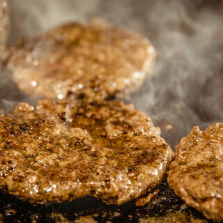 ステーキバーガーと形容される肉々しいパティ✨