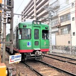 手打うどん 麦蔵 - こちらの店舗に向かう途中で出会った「ことでん」