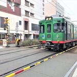 手打うどん 麦蔵 - こちらの店舗に向かう途中で出会った「ことでん」