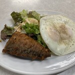 ゆたか食堂 - 鯖竜田揚げと目玉焼き