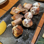 Genshi Robatayaki Howaitohausu - つくね、豚バラ