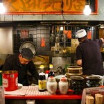 香港屋台 九龍 - オープンキッチンで手作りを新鮮なままに