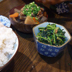 たん焼専門店 高甲 - 「ほうれん草のゴマ和え」　「モツ煮込み」