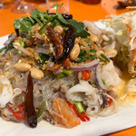 タイ料理とカラオケ クンヤーイ - 