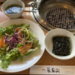 焼肉 東京山 - ランチのサラダ、スープ、韓国のり