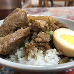 台湾料理 翠芳 - 魯肉飯(750円)。単品だと蹄膀肉がのっかります。