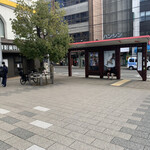 Nakayoshi - 広場の南端を左に曲がって行きますと。。