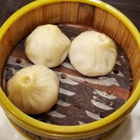 梅蘭 御茶ノ水ワテラス店 - 小篭包4個（ひとつ、我慢できずに食べちゃいました）