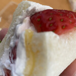 ケーワン - ホイップクリームとカスタードクリームがイチゴと一緒にサンドされています