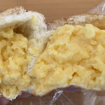 ケーワン - クリームパンの断面
      薄めのパン生地の中は自家製カスタードクリームがぎっしりです！