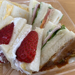 ケーワン - タマゴ、ハム、カツ、ツナ、イチゴサンドがこれ一つで一緒に頂けます！