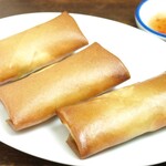 元氣餃子 弄堂 - チーズ春巻きは、チリソース付き！