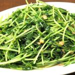 元氣餃子 弄堂 - 豆苗のガーリック炒め