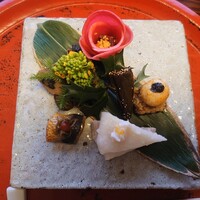 草喰 なかひがし - 赤い蕪と下の昆布が最高に美味しく、椿に見立てられてましたょ(*´・ω-)b