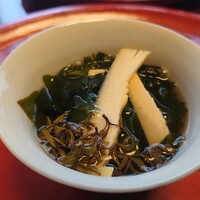 草喰 なかひがし - 若布のスープ♪筍の生を初めて食しました♪意外と乾燥してるのですね(≧▽≦)