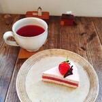 カフェリン - ■苺のレアチーズケーキ
            ■ハーブティー(チェリー&ベリー)