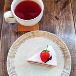 カフェリン - ■苺のレアチーズケーキ
            ■ハーブティー(チェリー&ベリー)