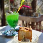 喫茶 ママンヌ - クリームソーダ―とモーニングのパン