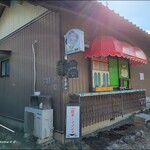喫茶 ママンヌ - 建物横から進みます