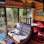 喫茶 ママンヌ - お庭に面したソファー席