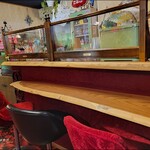 喫茶 ママンヌ - 店内へ入るとカウンター席、こちらでオーダー