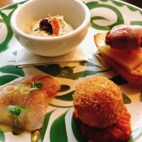 CICADA - 左下から時計回りに、
                    ・ブリのカルパッチョ 青唐辛子のハリサドレッシング
                    ・ひよこ豆のディップ"ハムス"
                    ・パルミジャーノレジャーノとベーコンで巻いたデーツのロースト
                    ・ライスコロッケ