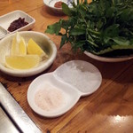 牛舎 - サンチュと塩、たまりニンニク、ねぎ塩２０１３，６