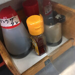ラーメン姉川 - 卓上の調味料など