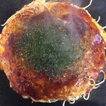 お好み焼き バリエー - 熱々の鉄板で供され シズル感が食欲を誘う！