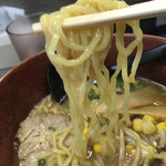 ラーメン姉川 - 麺は そこまでちぢれてないから喉ごしも？