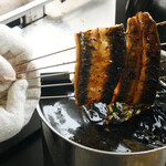 うなぎ 成田新川 - 職人が一枚ずつ丁寧に焼き上げます