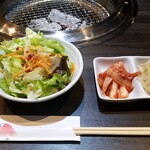 Yakiniku Sumika - サラダ、キムチ、ナムル