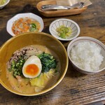 お食事処 だんらん日和 - 本日のランチ(¥1,650)メイン・サラダ・ごはん