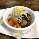 お食事処 だんらん日和 - 本日のランチ(¥1,650) トマトの新芽わかめのサラダしらす添え