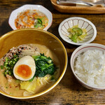 お食事処 だんらん日和 - 本日のランチ(¥1,650)メイン・サラダ・ごはん