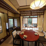 坂本屋 - 卓袱料理は赤い漆塗りの円卓にて振る舞われるのが伝統的です。
