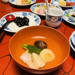 Sakamotoya - 食前酒より乾杯より先に「おひれ」をいただきます。鯛のお出汁でとったおもてなしのお椀です。