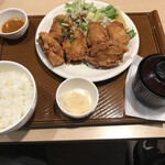 ガスト - 左上のタレと漬物…お前たちは無くてもよかったというのが個人的意見。唐揚げの皿だけで完成していたわ。