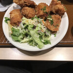 ガスト - 料理写真:唐揚げが山盛り。これで千円切るのはクーポンあっても嬉しいですな。サラダが罪悪感消すし。