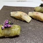 鮨 つむぎ - 大根、ボタンエビキャビアのせ