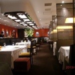 メゾン ポール・ボキューズ - 落ち着いたメインダイニング