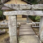 江之浦リトリート 凛門 - 至る所凝った作りの石柱が