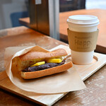 Marunouchi Happ. Stand & Gallery - [左手前]森林ノ牧場×発酵あんバターサンド＠税込462円│[右奥]コーヒー屋さんのコーヒー牛乳@税込462円