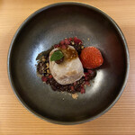 江之浦リトリート 凛門 - デザートは苺と大福のコンビネーション。少し出来上がるのに時間を要するとのことで、コーヒーと一緒に部屋に持って来て頂きました。サービスいい❗️