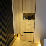 江之浦リトリート 凛門 - 下段には冷蔵庫が有り、水、お茶二種が冷えていた